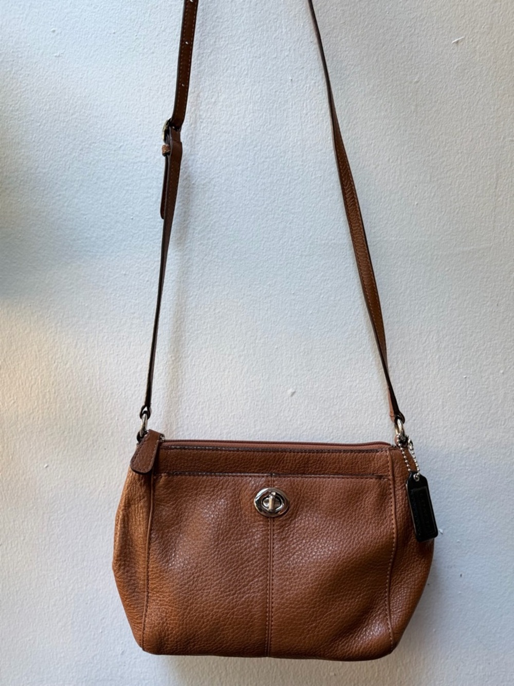 Coach Tan Leather Shoulder Bag with Gold Turnlock - Picture 3 of 6